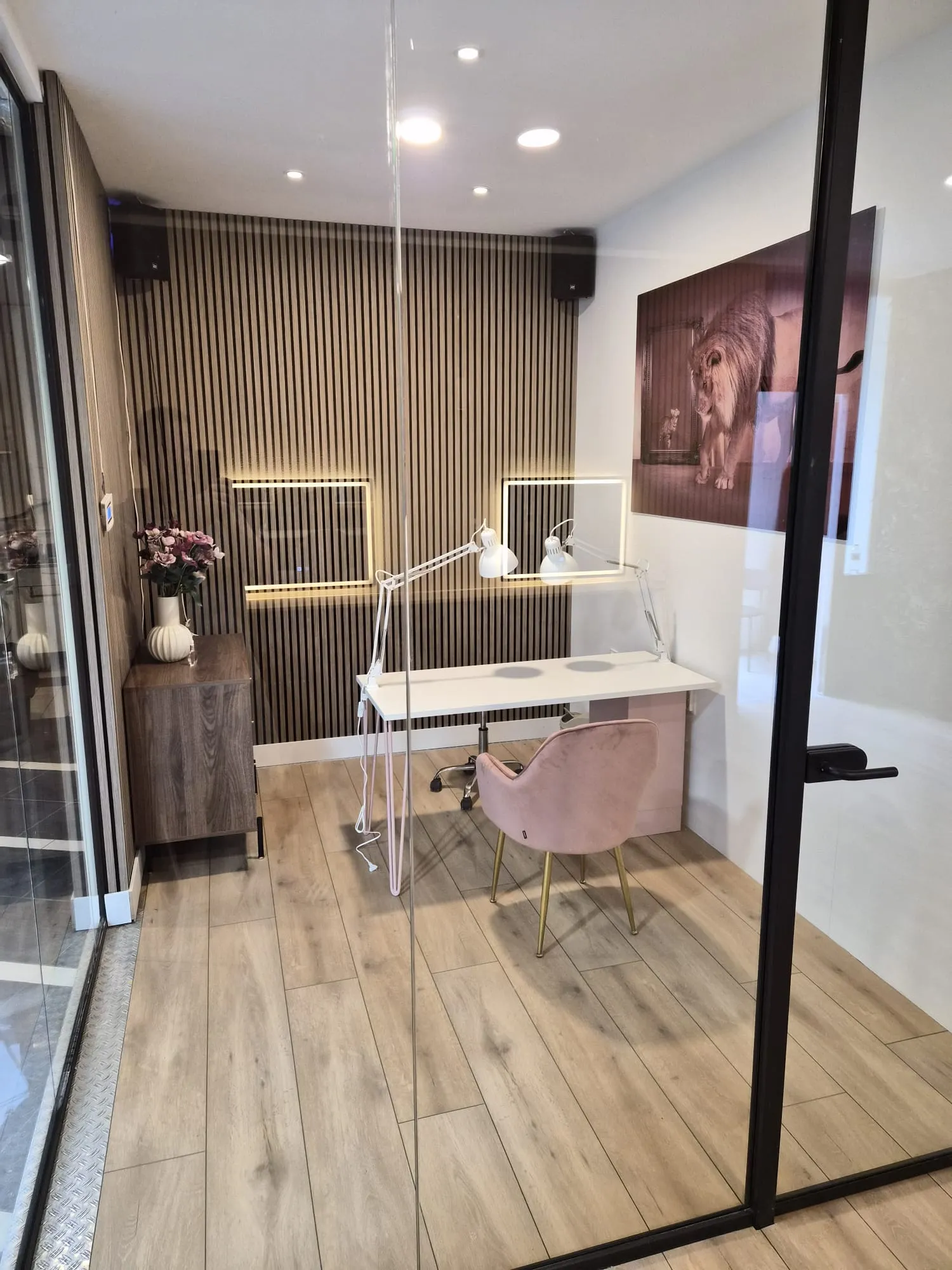 Beautycabine met roze fauteuil en sfeerverlichting