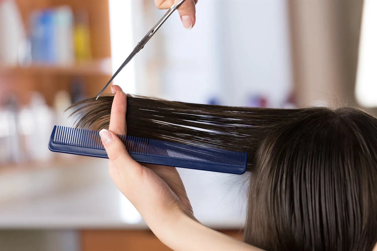 Stylist knipt zorgvuldig een lok haar