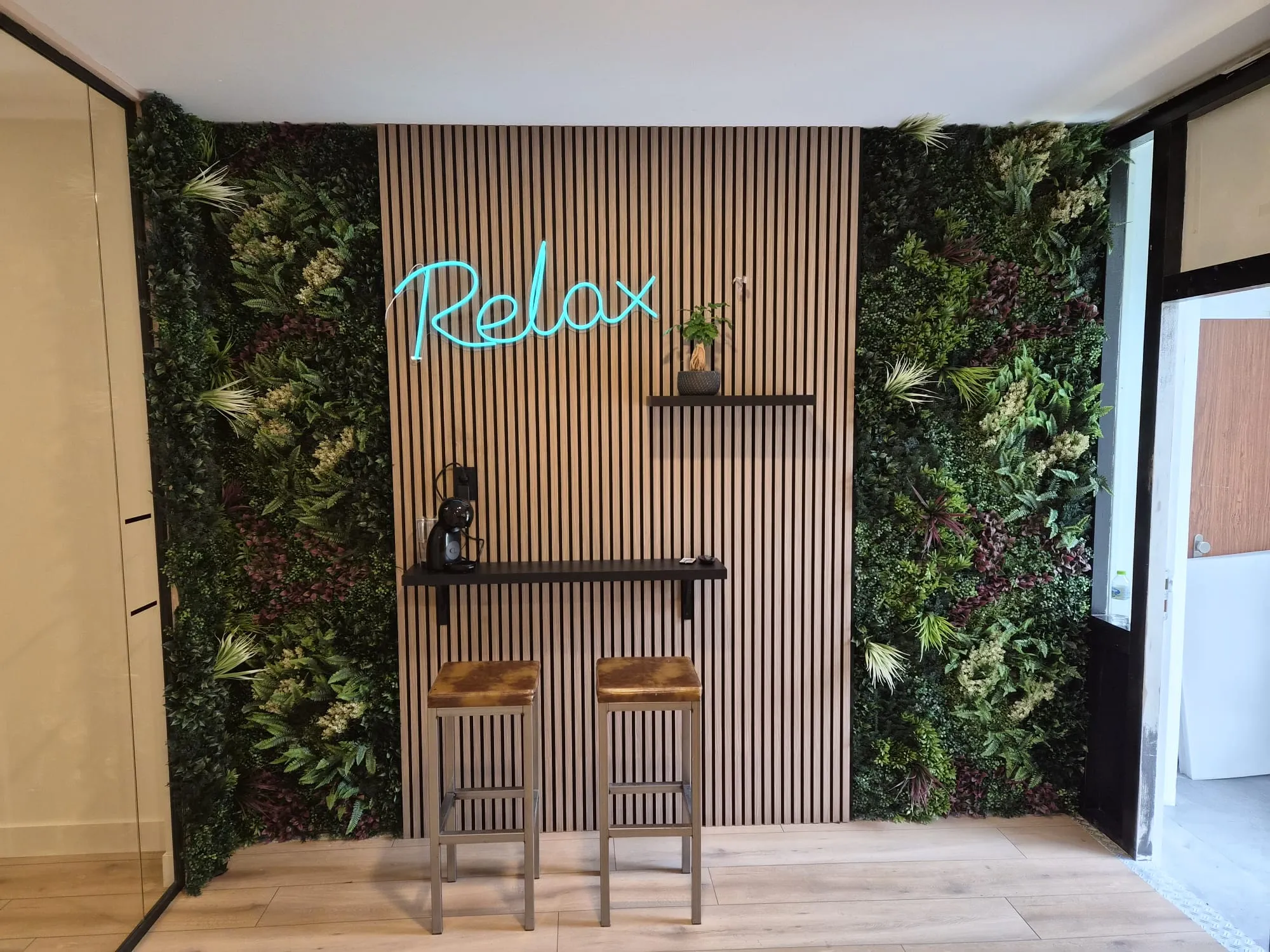 De "Relax"-plantenwand met warme houten lamellen
