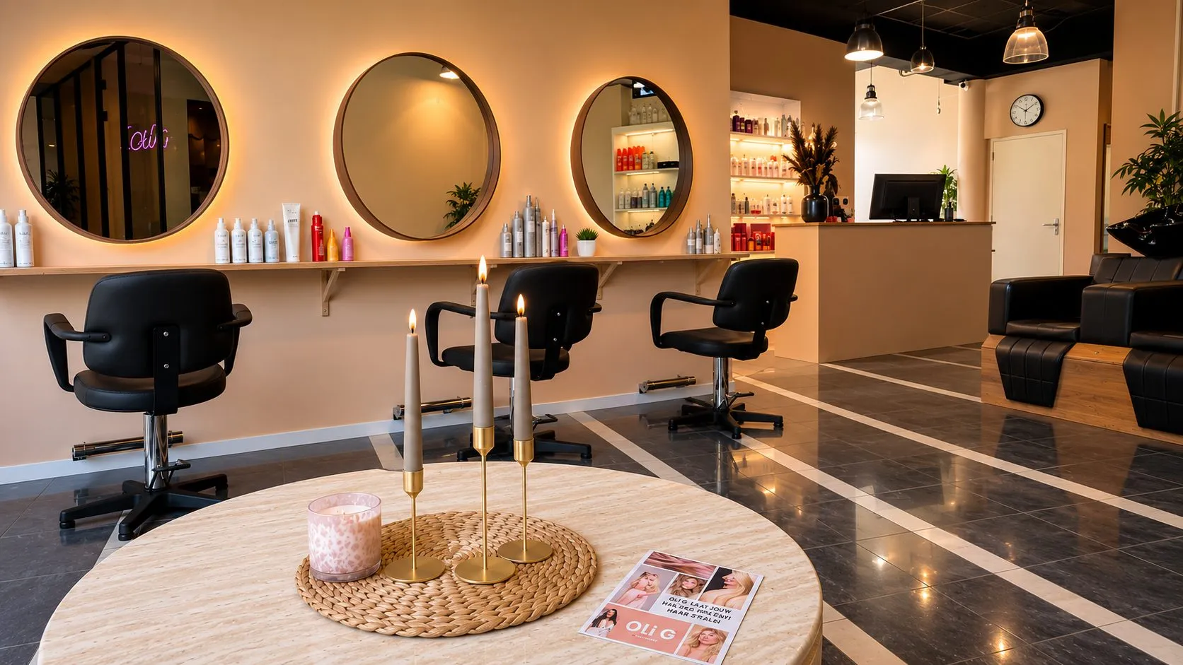 Het interieur van Salon076 met verlichte ronde spiegels en kappersstations