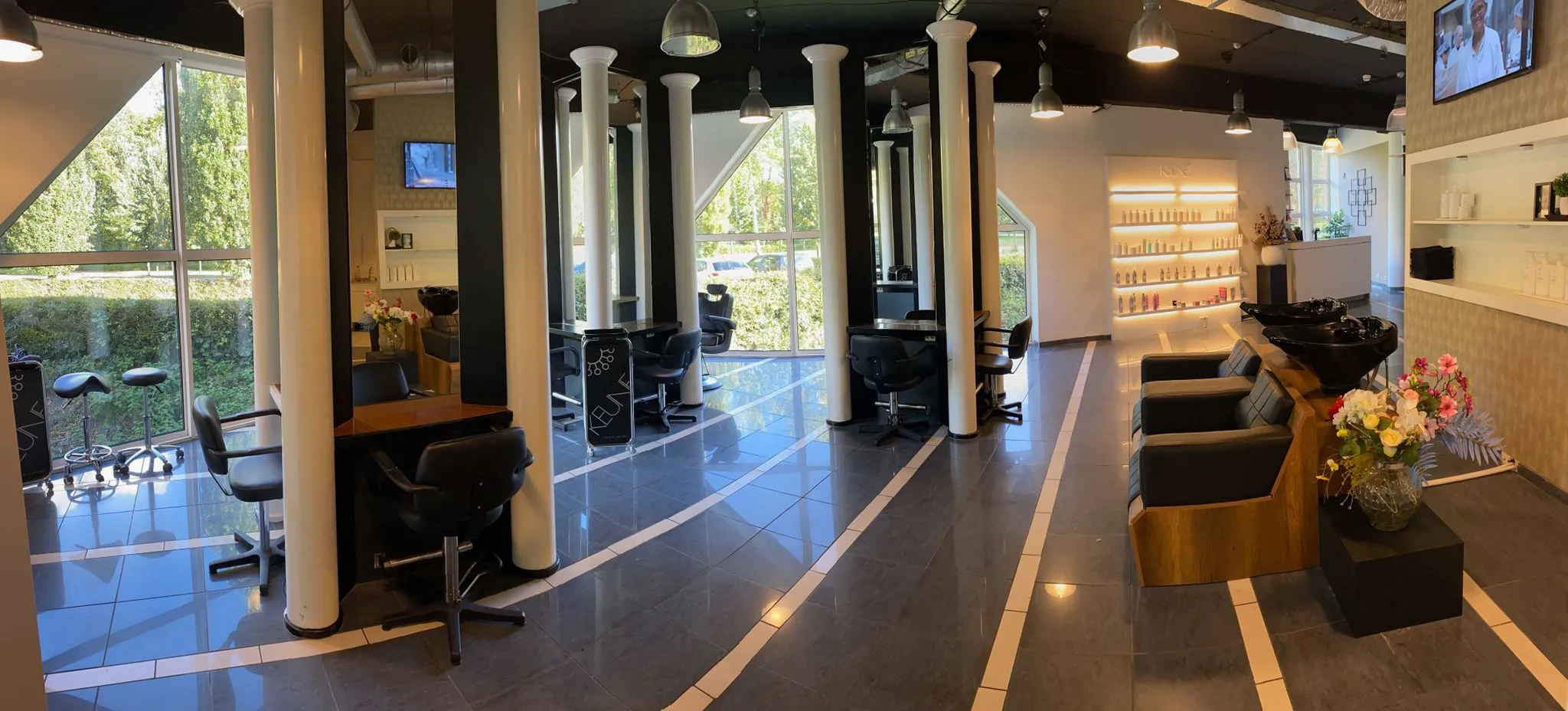 Het ruime, lichte interieur van Salon076 met kappersstations en zithoek