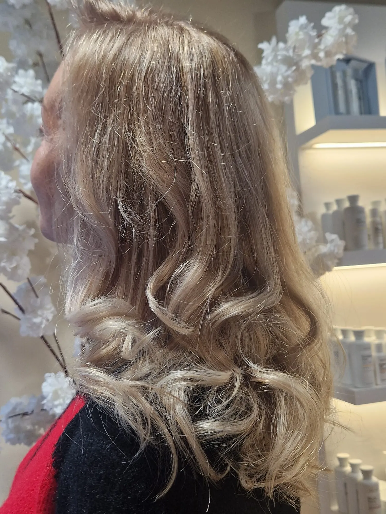 Blond haar met zachte krullen en lichte highlights