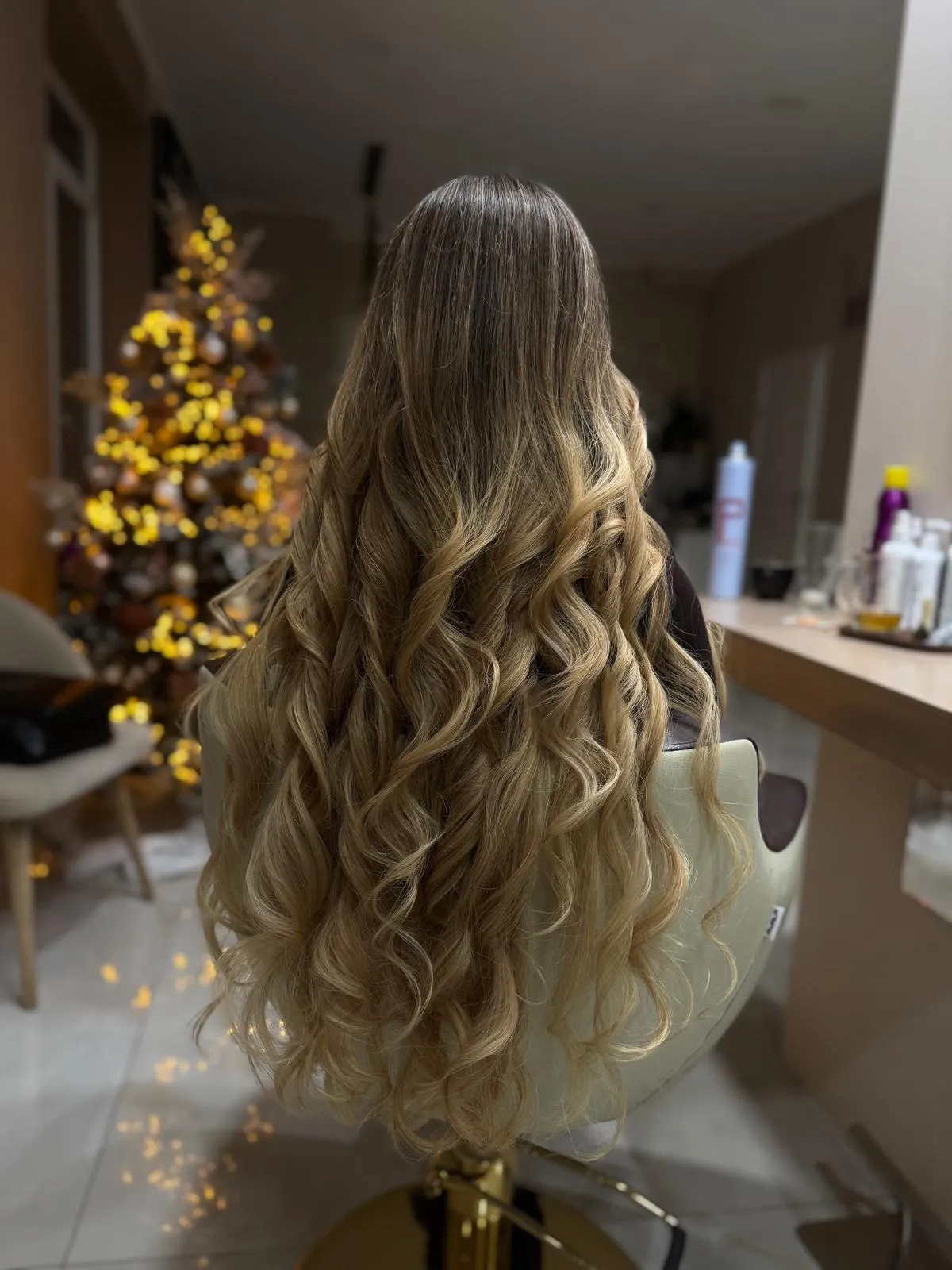 Lang blond haar met grote, glanzende krullen