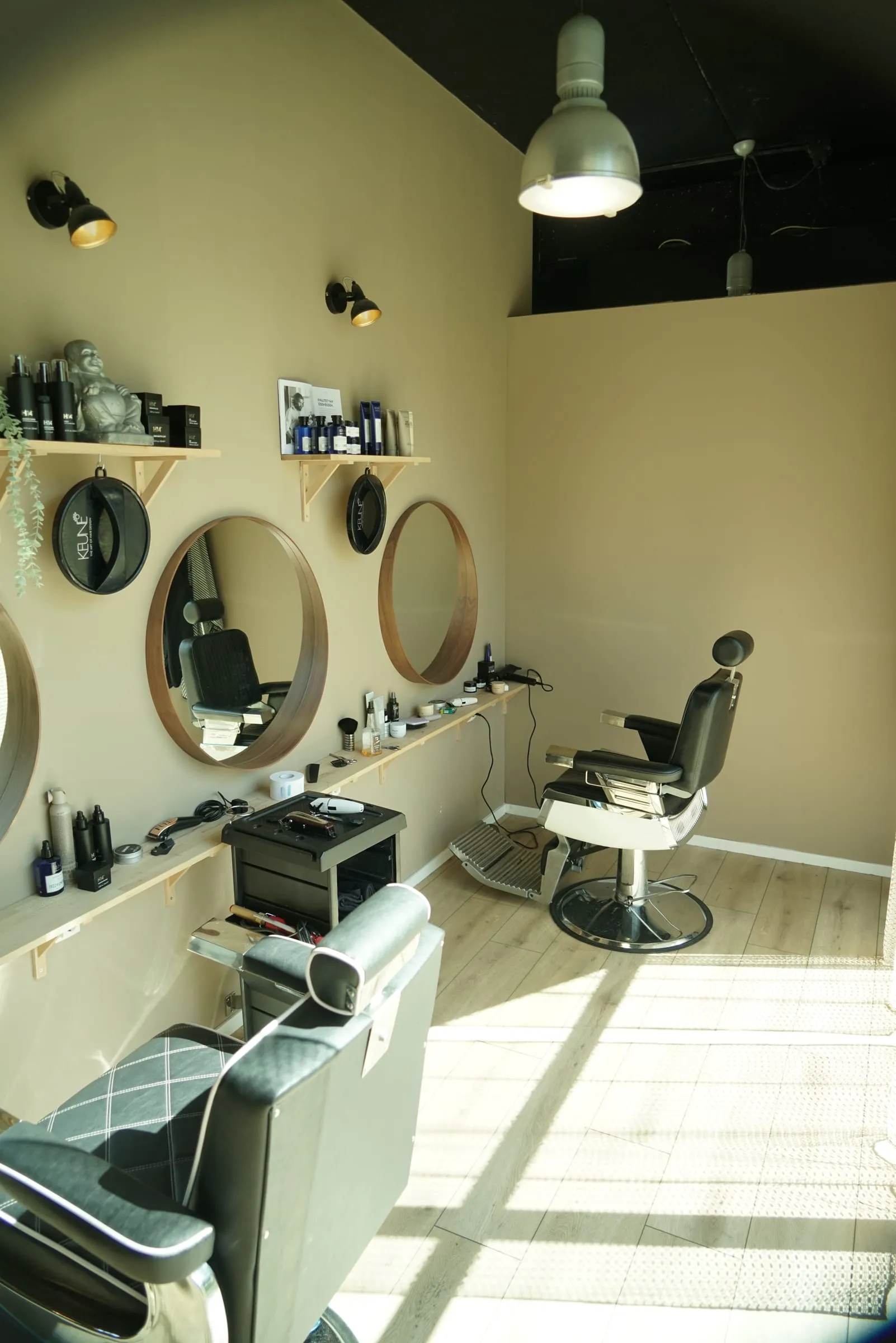 Kappersstation met ronde spiegel en barberstoel