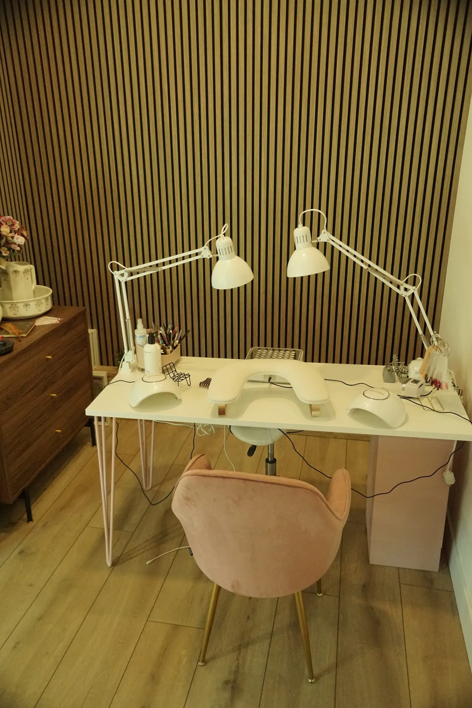 De manicuretafel in de salon, met werklampen en een stoel voor de klant